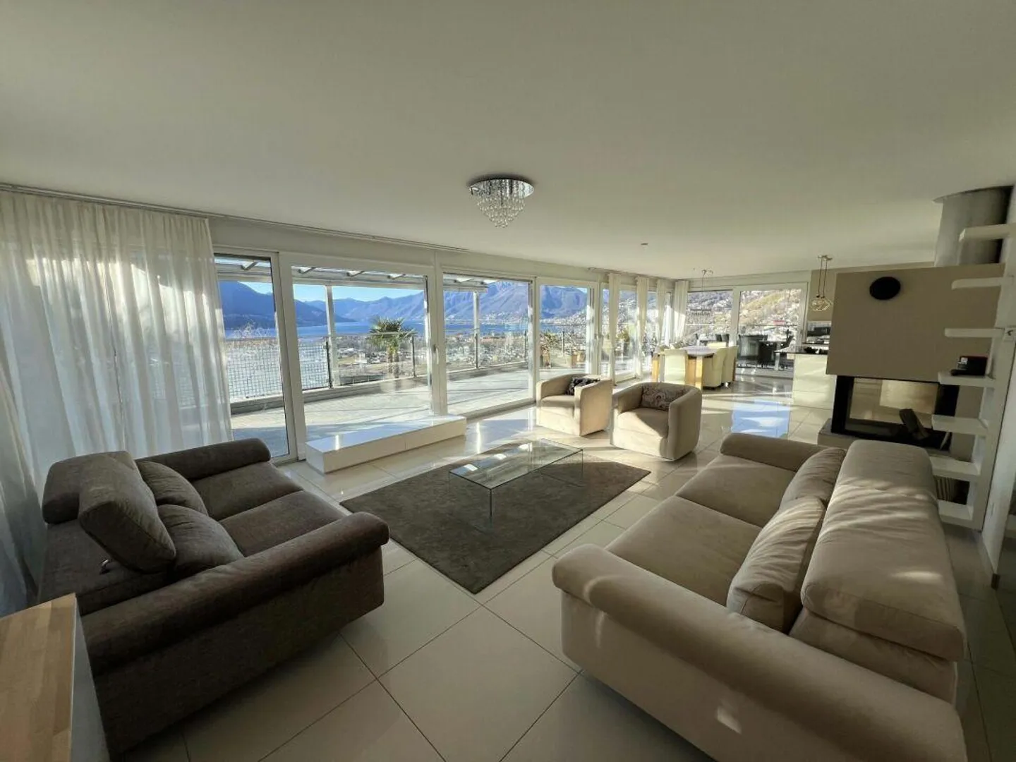 Appartamento 5,5 locali con piscina e vista mozzafiato - Foto 3 di 19