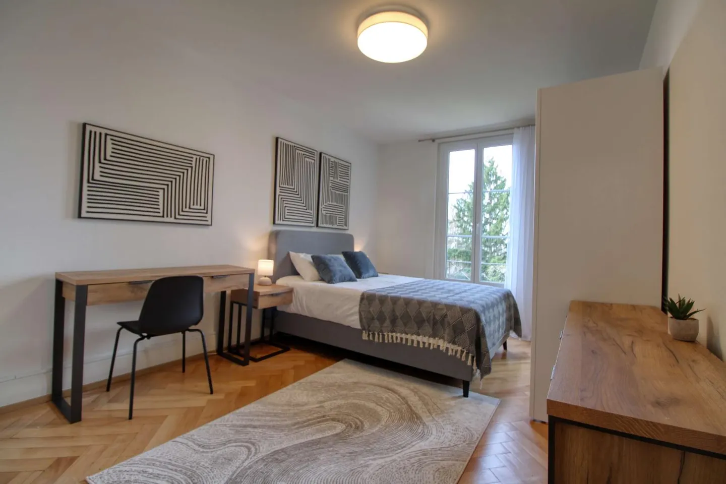Room 1 - Photo 1 of 17