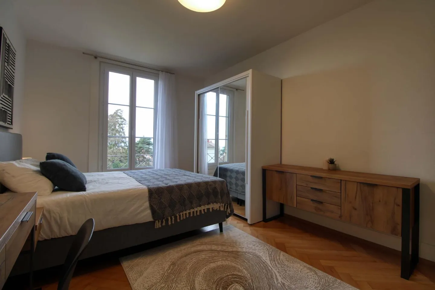 Room 1 - Photo 2 of 17
