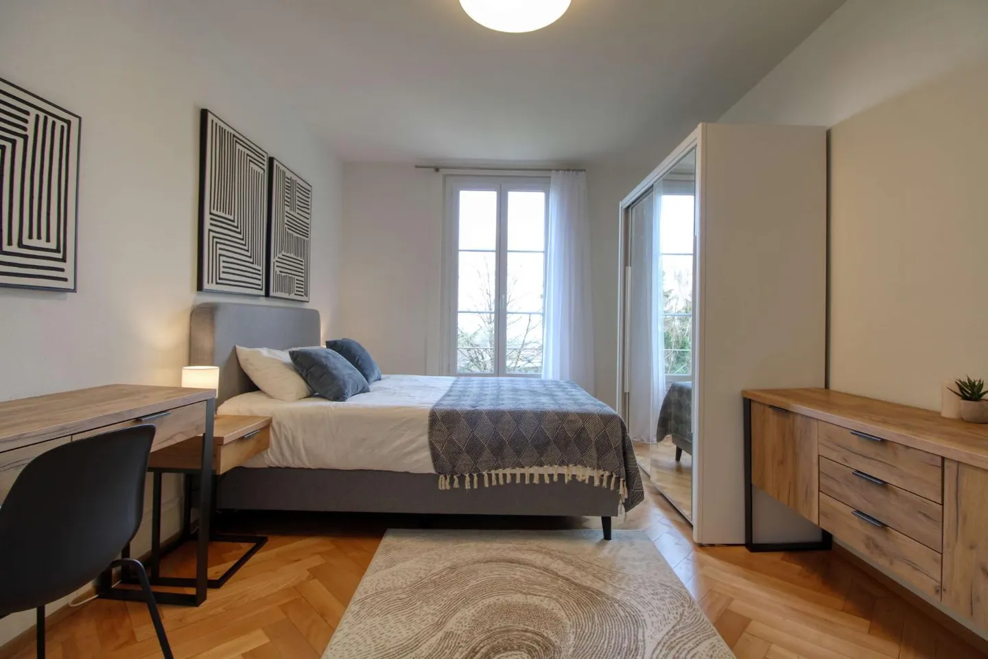 Room 1 - Photo 4 of 17