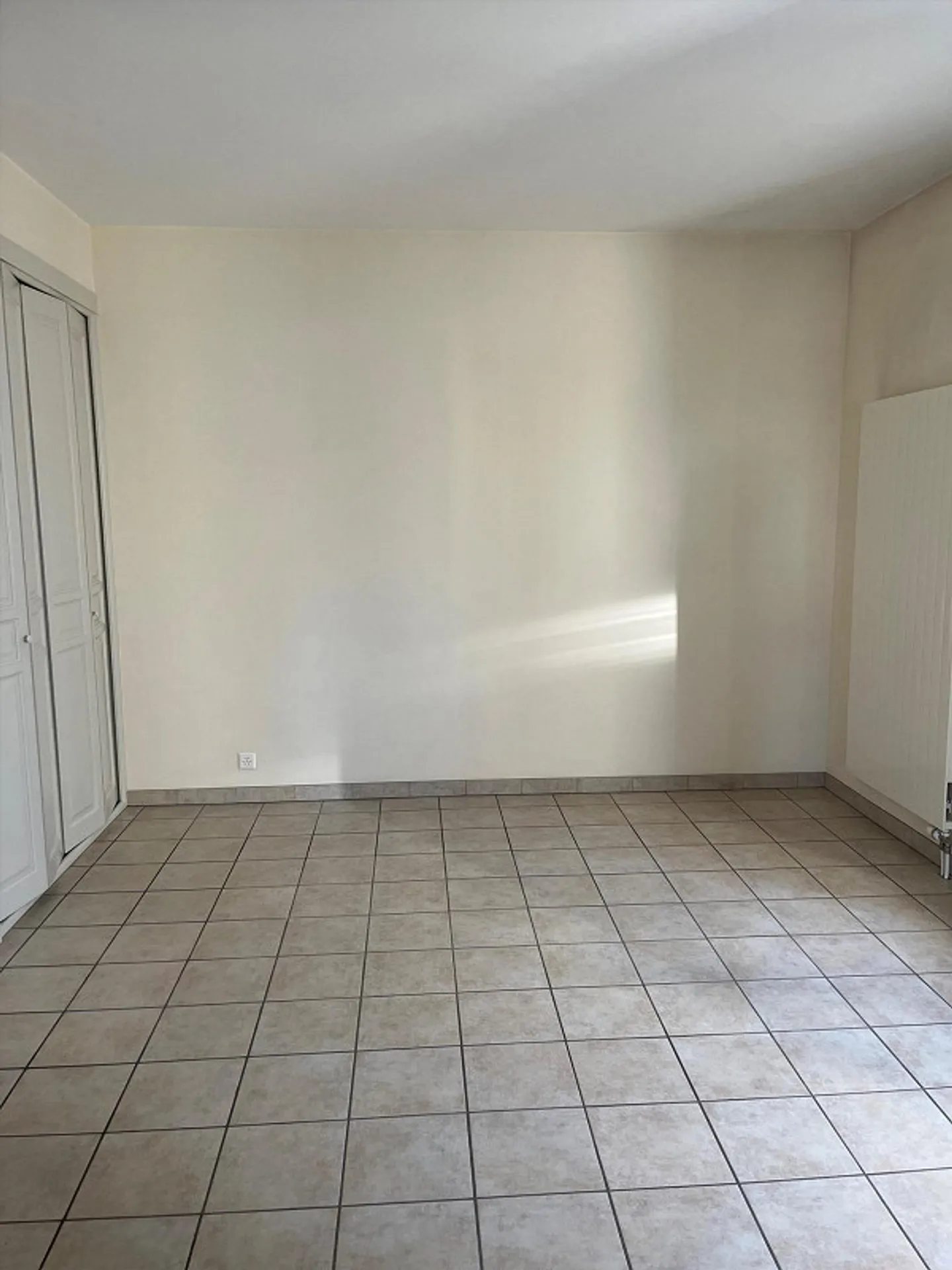 Luminoso appartamento mansardato di 3 stanze - Foto 2 di 7