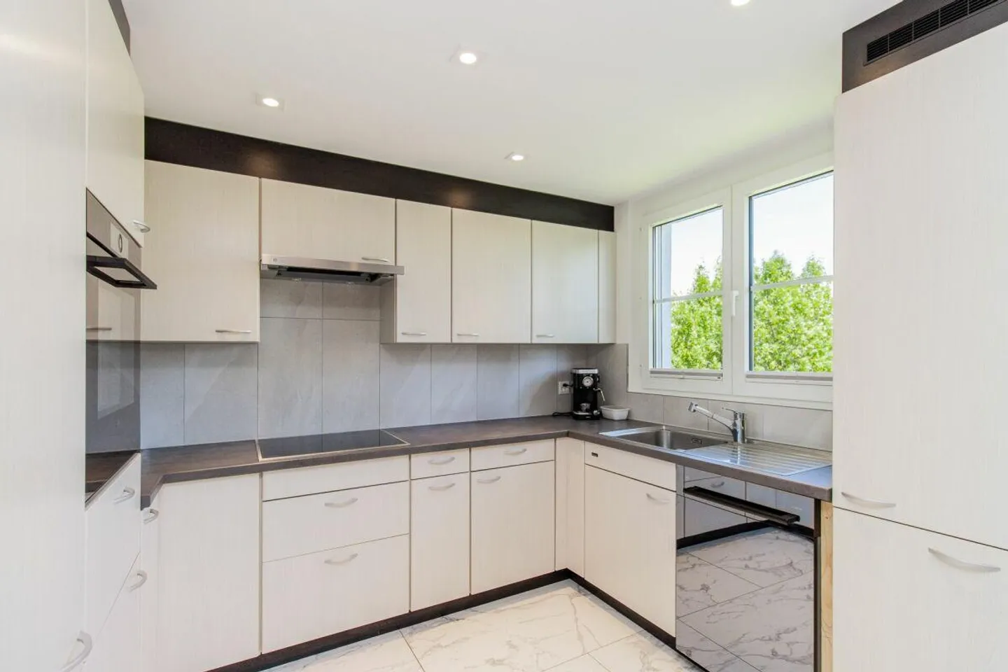 Light-Filled 4.5-Room Apartment - Photo 5 of 11