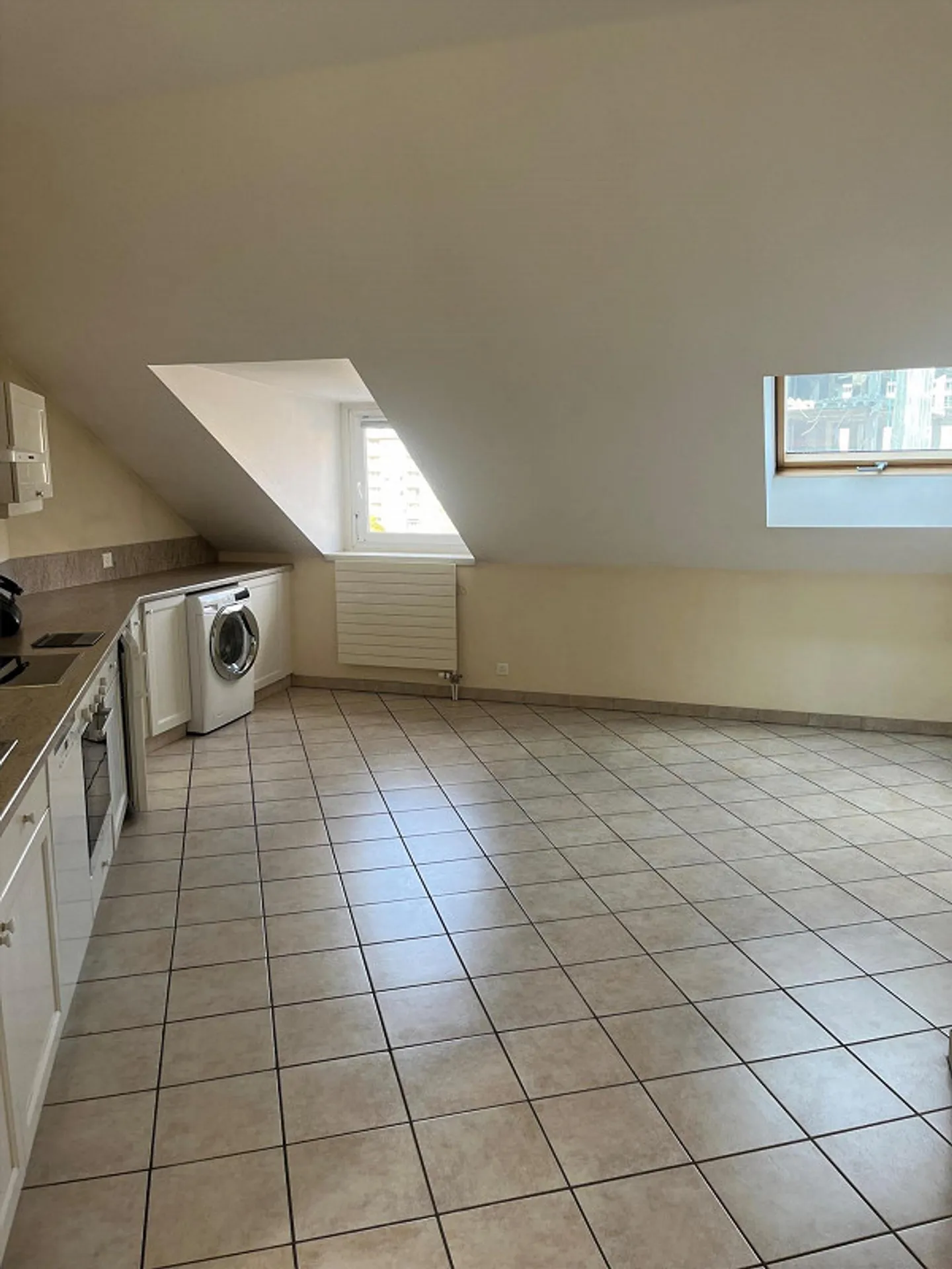 Luminoso appartamento mansardato di 3 stanze - Foto 3 di 7