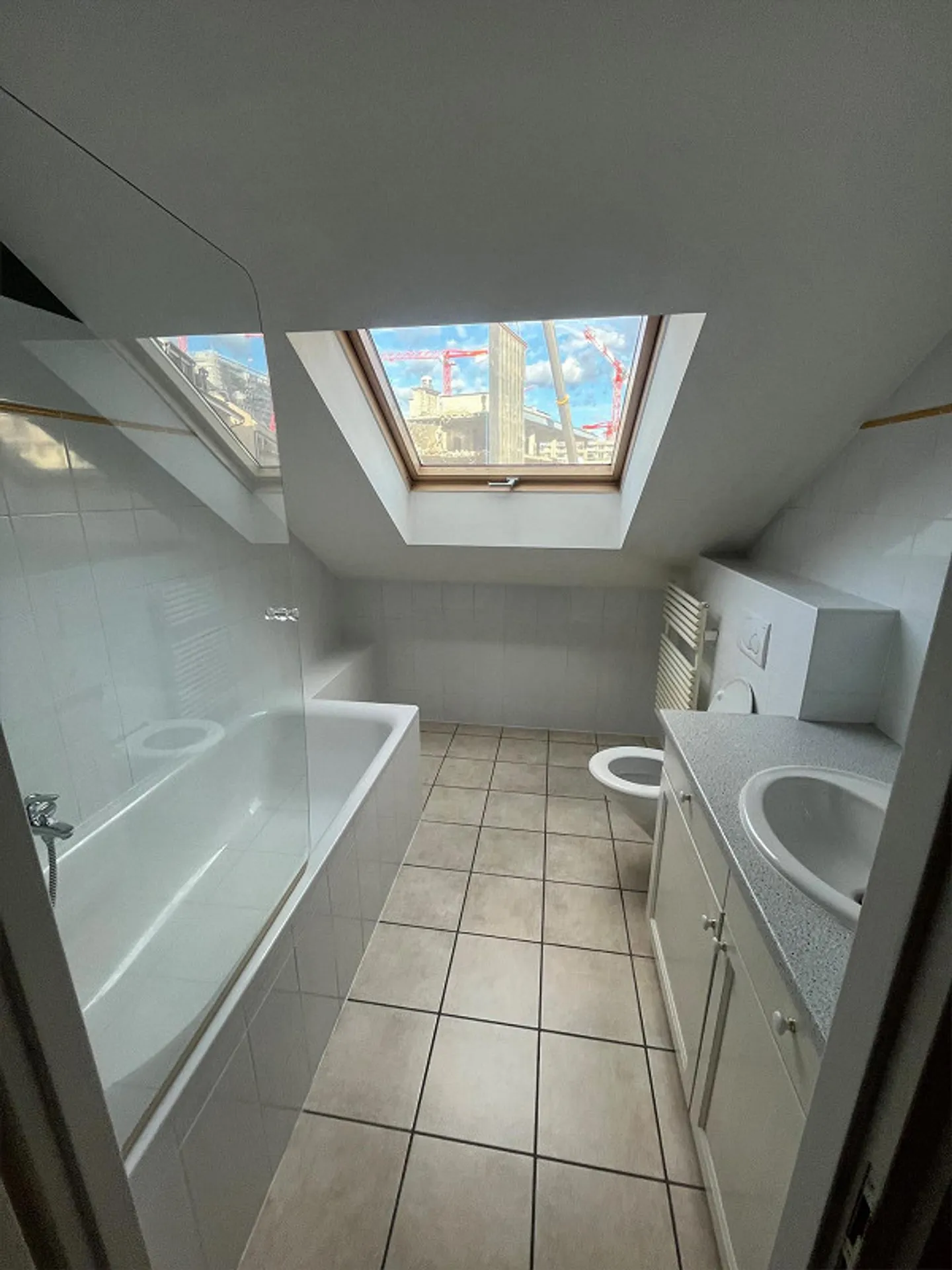 Luminoso appartamento mansardato di 3 stanze - Foto 4 di 7