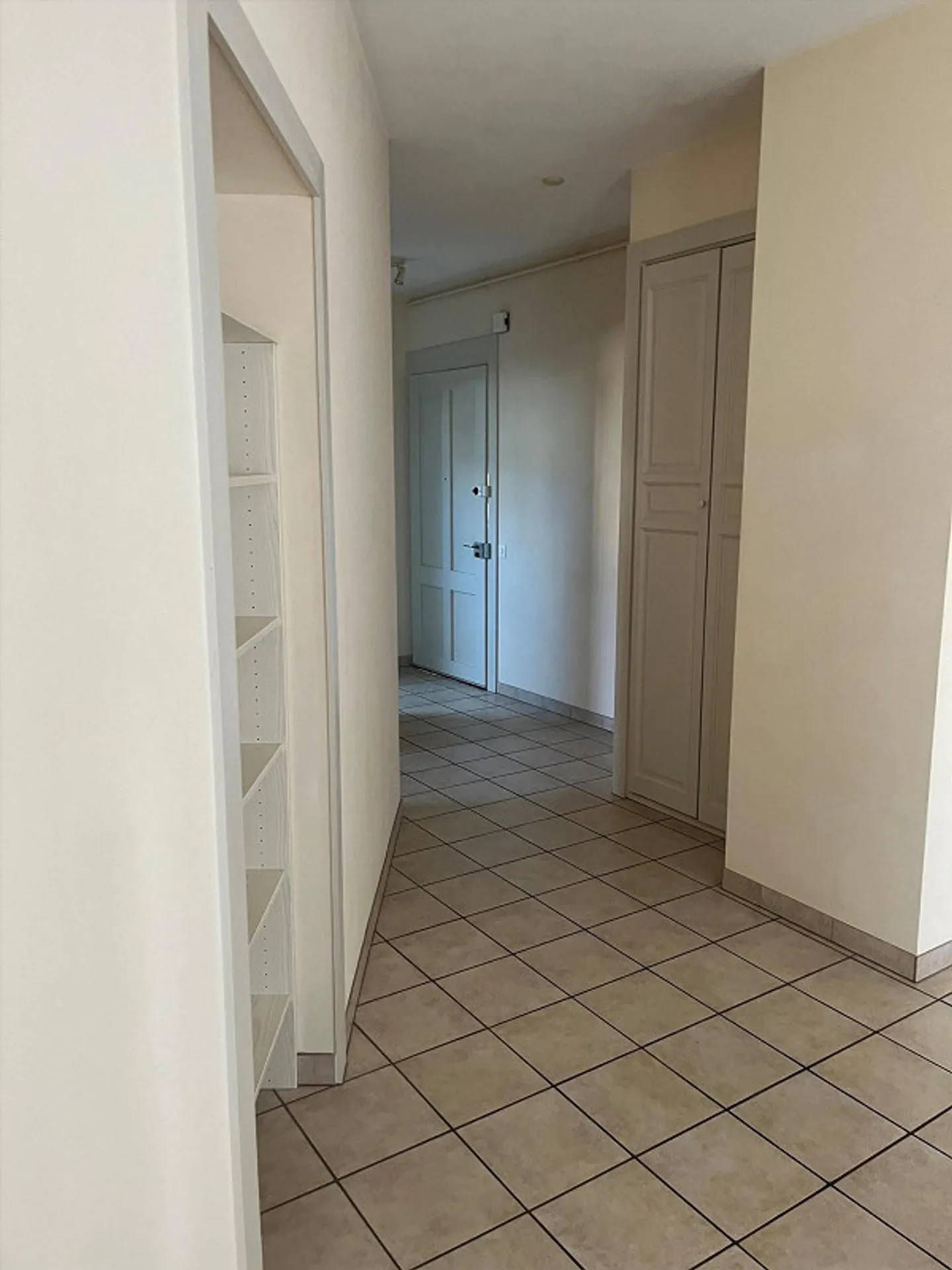 Luminoso appartamento mansardato di 3 stanze - Foto 5 di 7