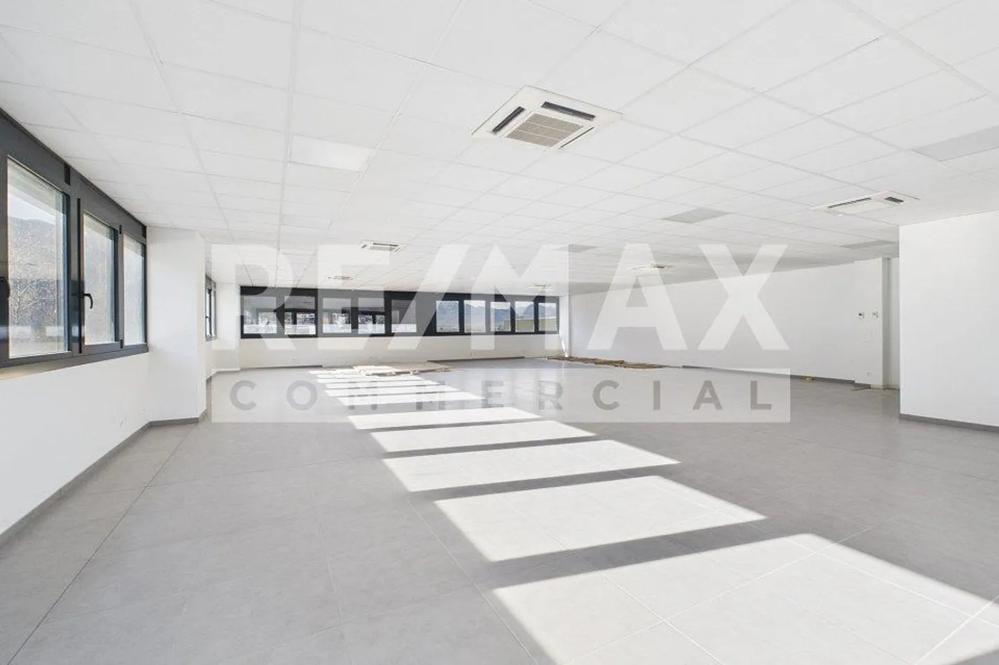 Propriété commerciale avec grande terrasse et vue dégagée - Photo 3 sur 13