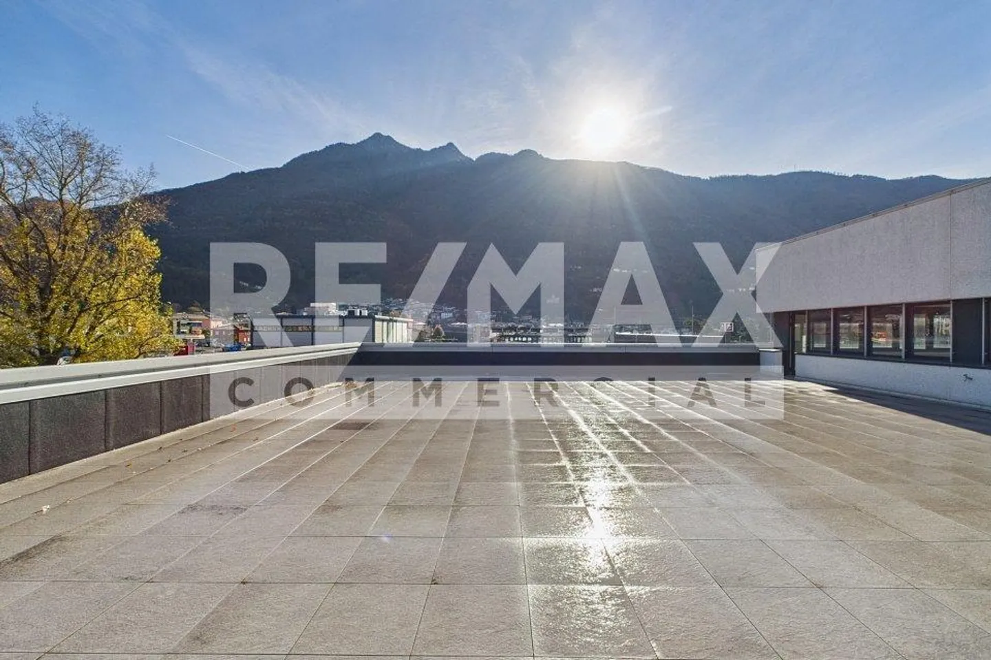 Propriété commerciale avec grande terrasse et vue dégagée - Photo 1 sur 13