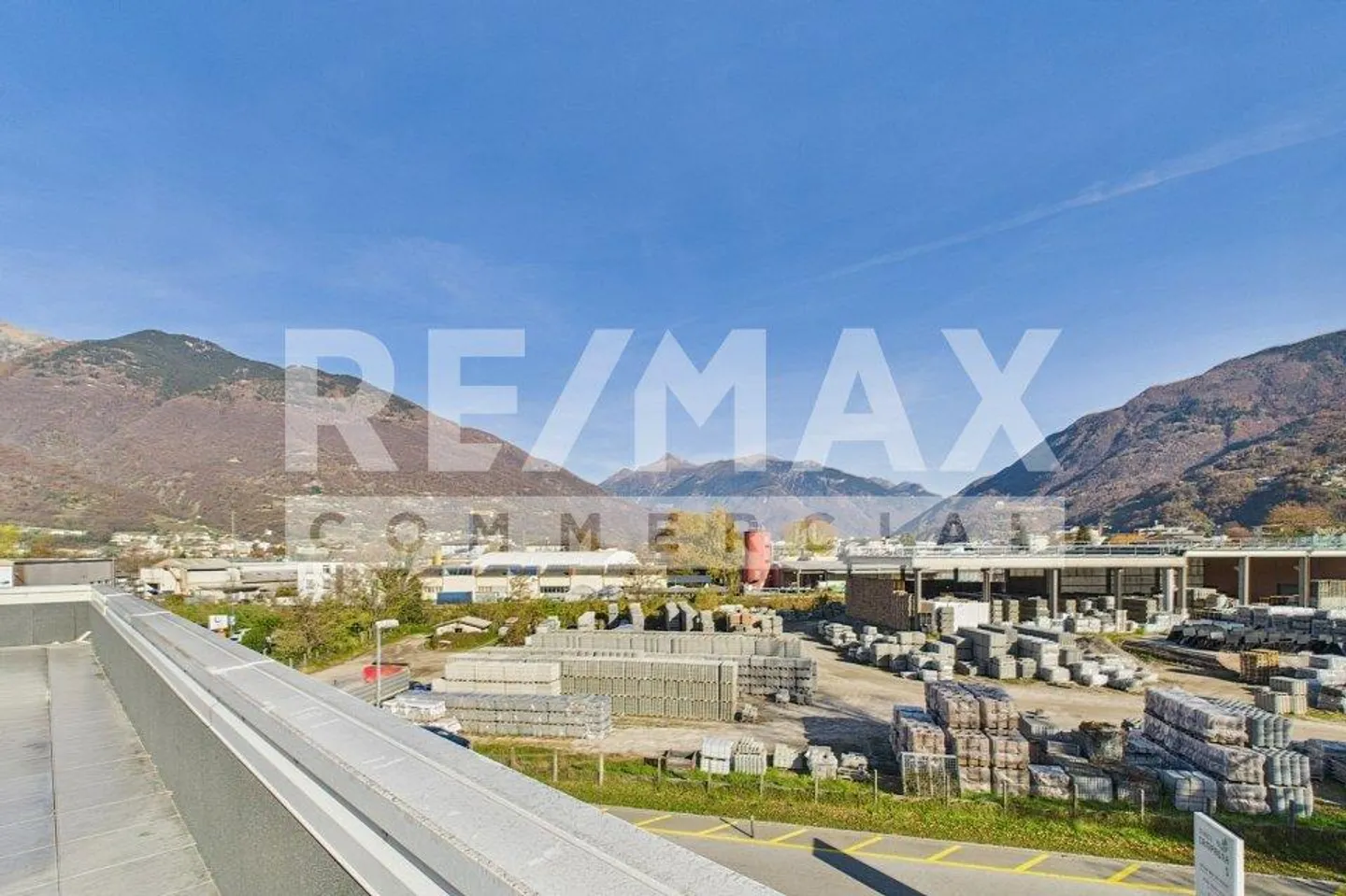 Propriété commerciale avec grande terrasse et vue dégagée - Photo 4 sur 13