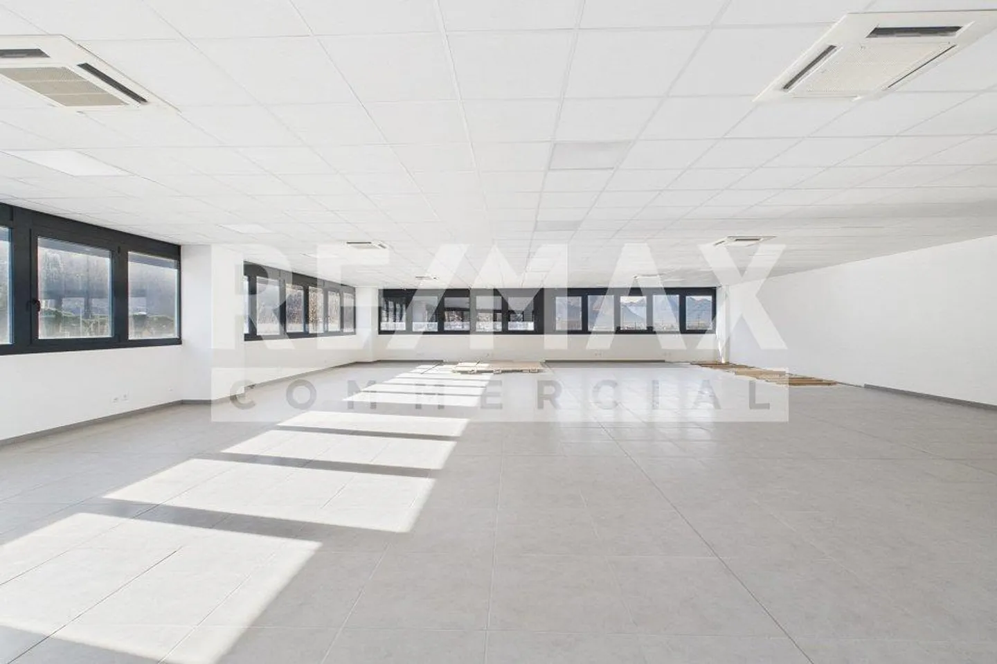 Propriété commerciale avec grande terrasse et vue dégagée - Photo 5 sur 13