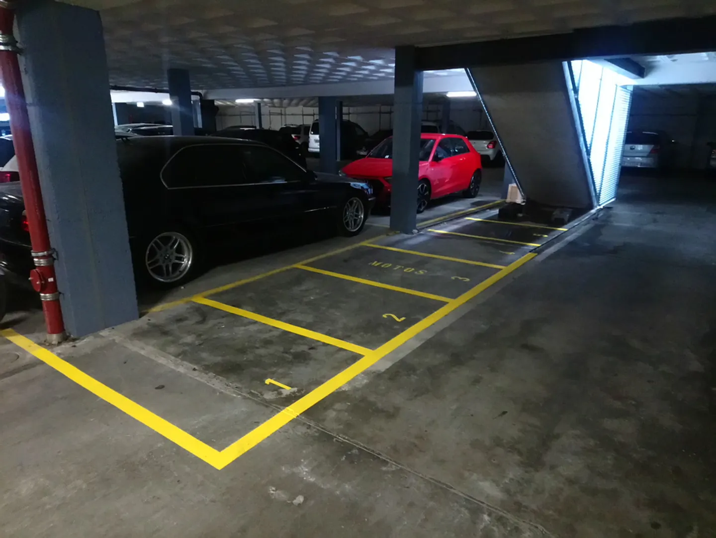 Place de parking couverte pour deux roues. - Photo 1 sur 1