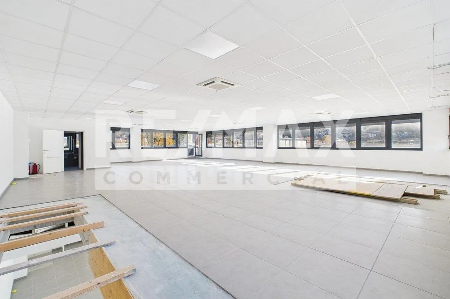 Propriété commerciale avec grande terrasse et vue dégagée - Photo 9 sur 13