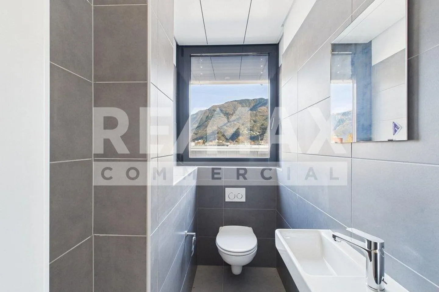 Propriété commerciale avec grande terrasse et vue dégagée - Photo 11 sur 13