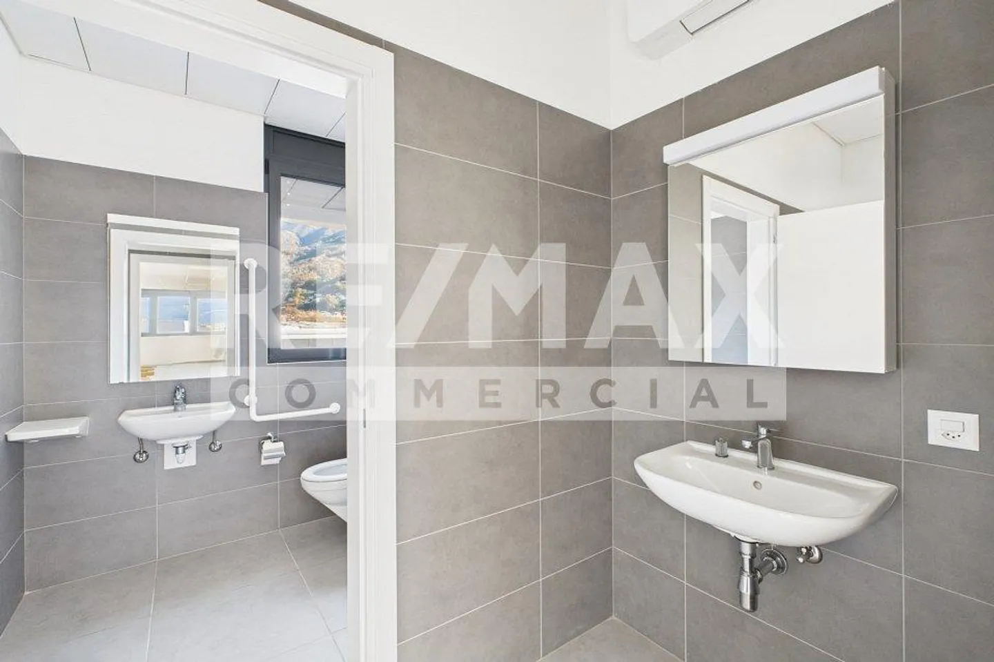 Propriété commerciale avec grande terrasse et vue dégagée - Photo 6 sur 13