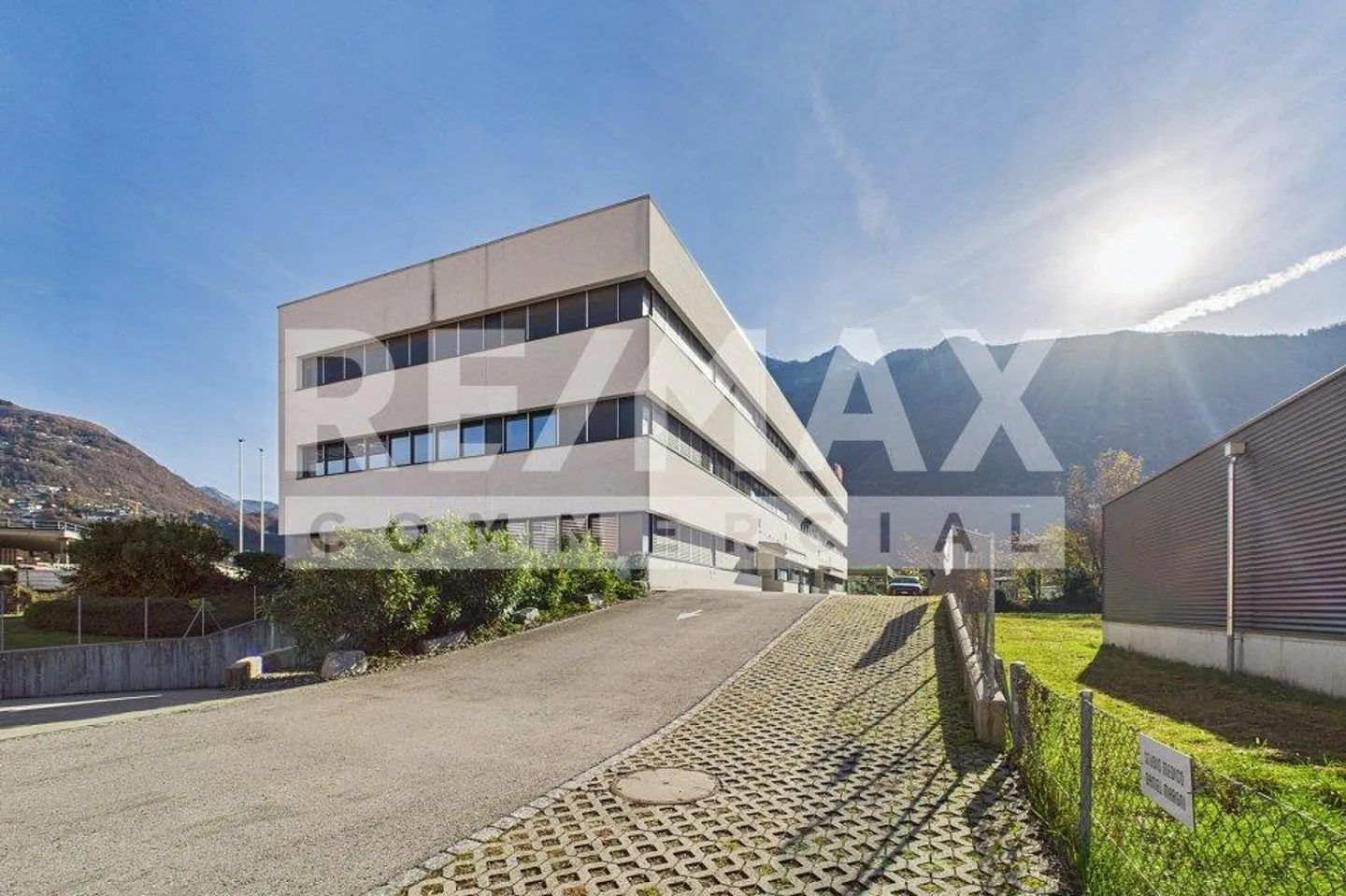 Propriété commerciale avec grande terrasse et vue dégagée - Photo 7 sur 13