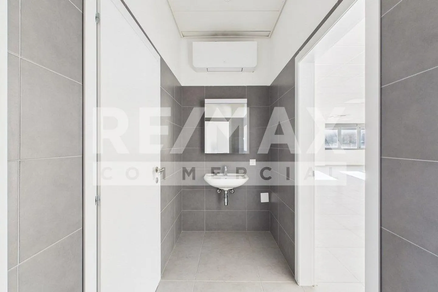 Propriété commerciale avec grande terrasse et vue dégagée - Photo 12 sur 13