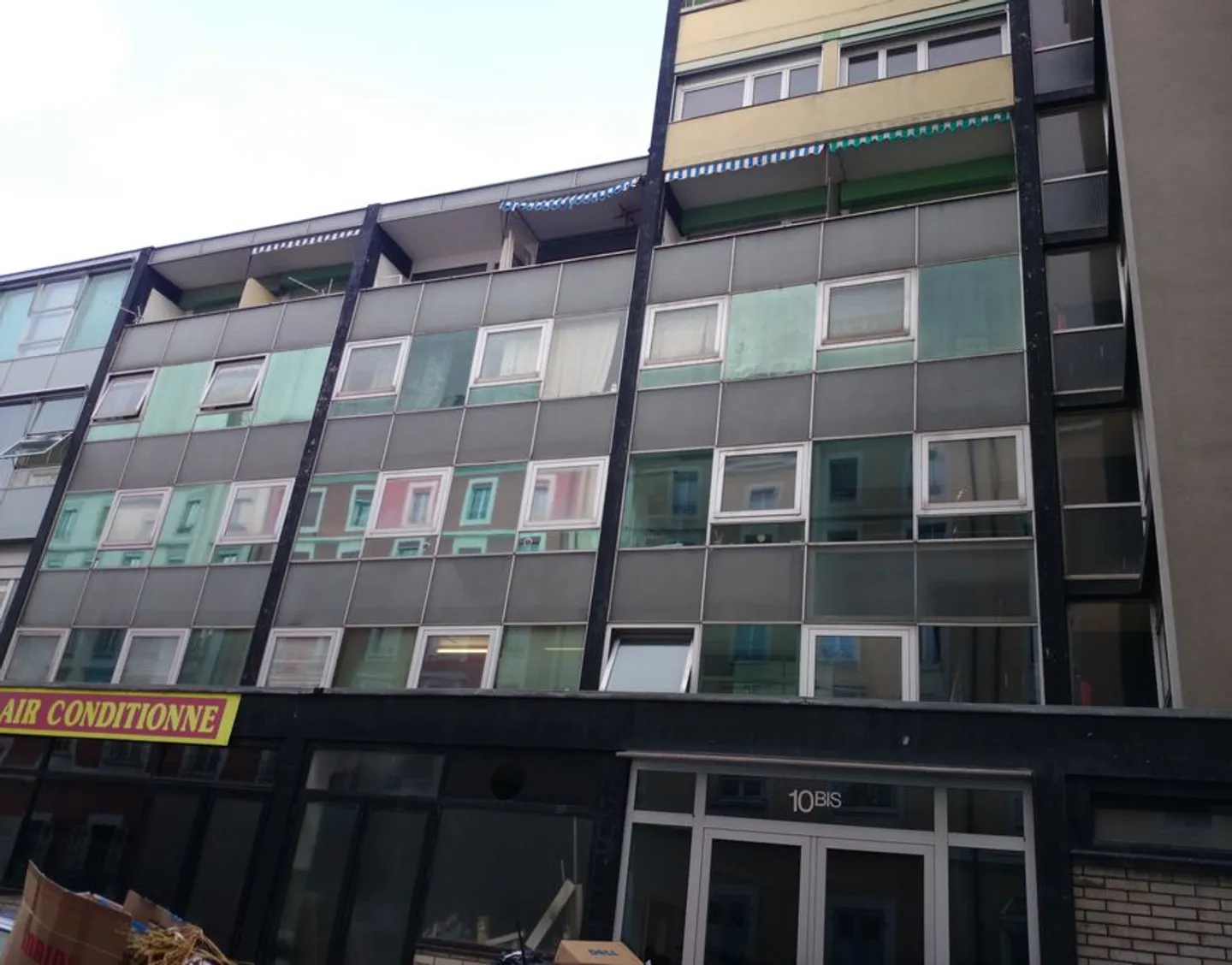 Place de parking extérieure. Plusieurs place sont disponibles. - Photo 1 sur 1