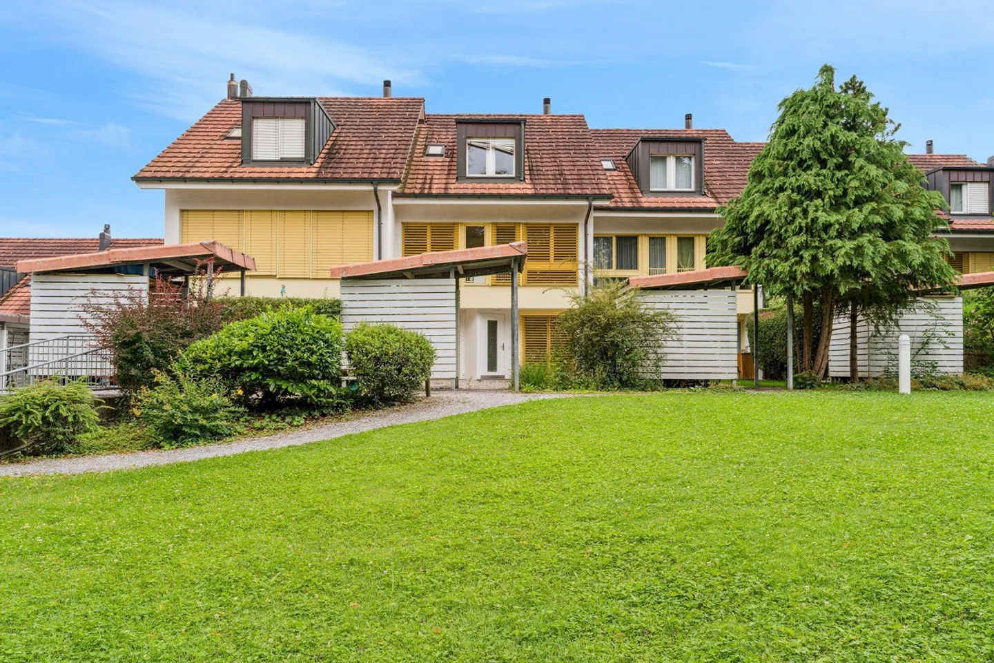 Attraente casa unifamiliare di 6,5 stanze in una posizione tranquilla - Foto 1 di 12