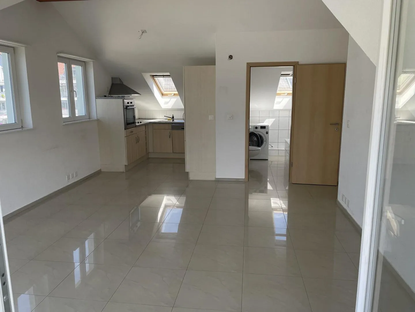 Appartamento attico luminoso e moderno con un affascinante contesto! - Foto 2 di 13