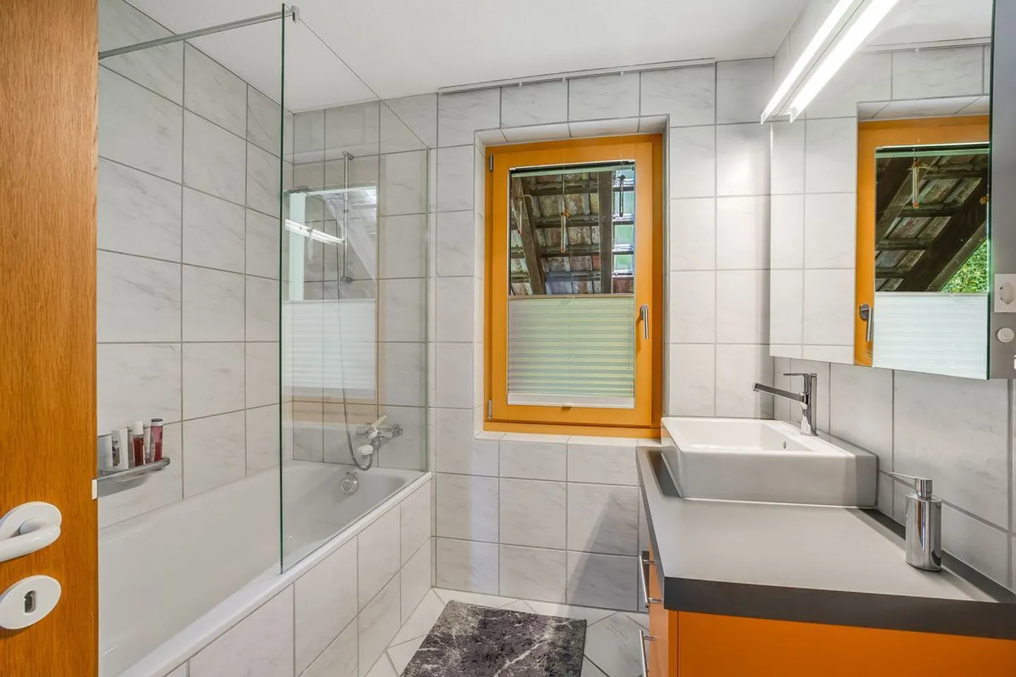 Quietly located 4.5 room double-family house with expansion potential! - Photo 10 of 13