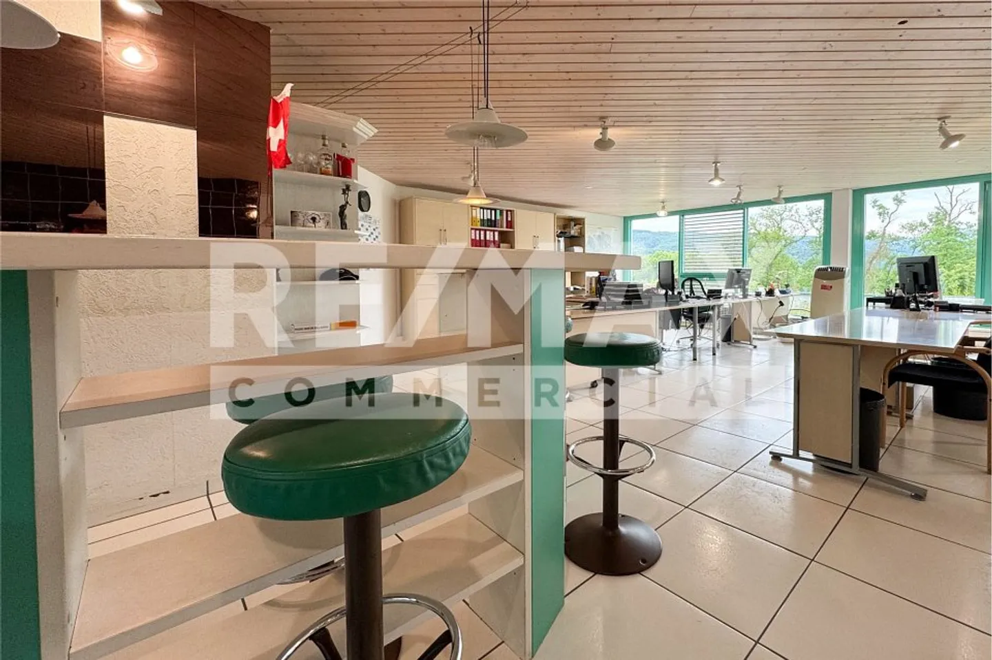 Ready for immediate occupancy: Office and commercial spaces on the top floor - Photo 2 of 10