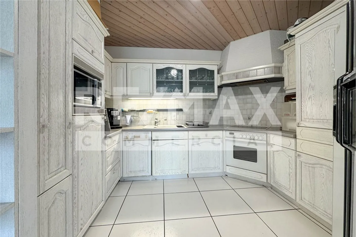 Ready for immediate occupancy: Office and commercial spaces on the top floor - Photo 3 of 10