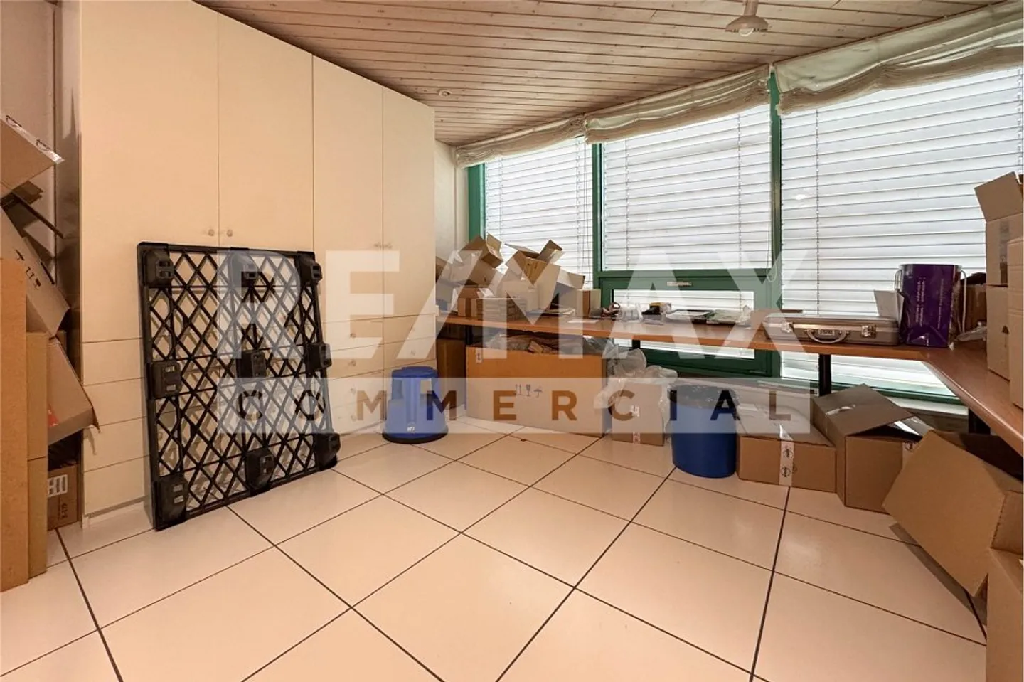 Ready for immediate occupancy: Office and commercial spaces on the top floor - Photo 6 of 10