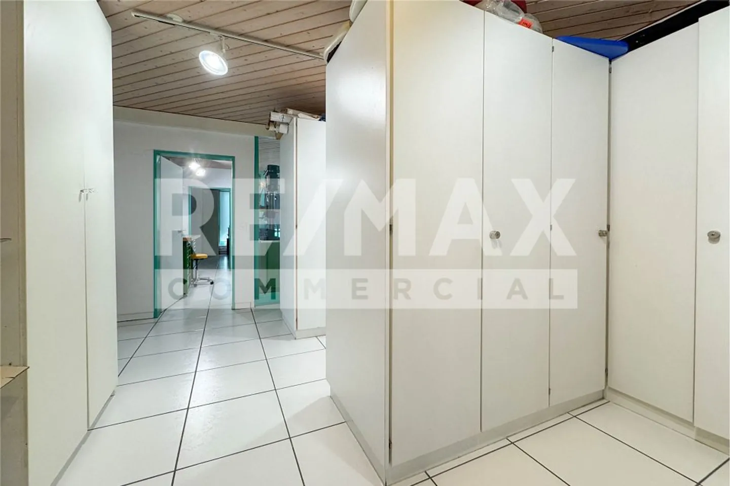 Ready for immediate occupancy: Office and commercial spaces on the top floor - Photo 7 of 10