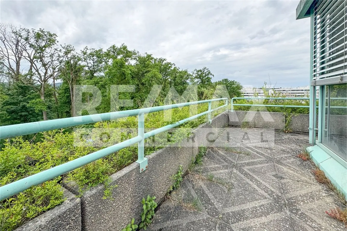 Ready for immediate occupancy: Office and commercial spaces on the top floor - Photo 8 of 10