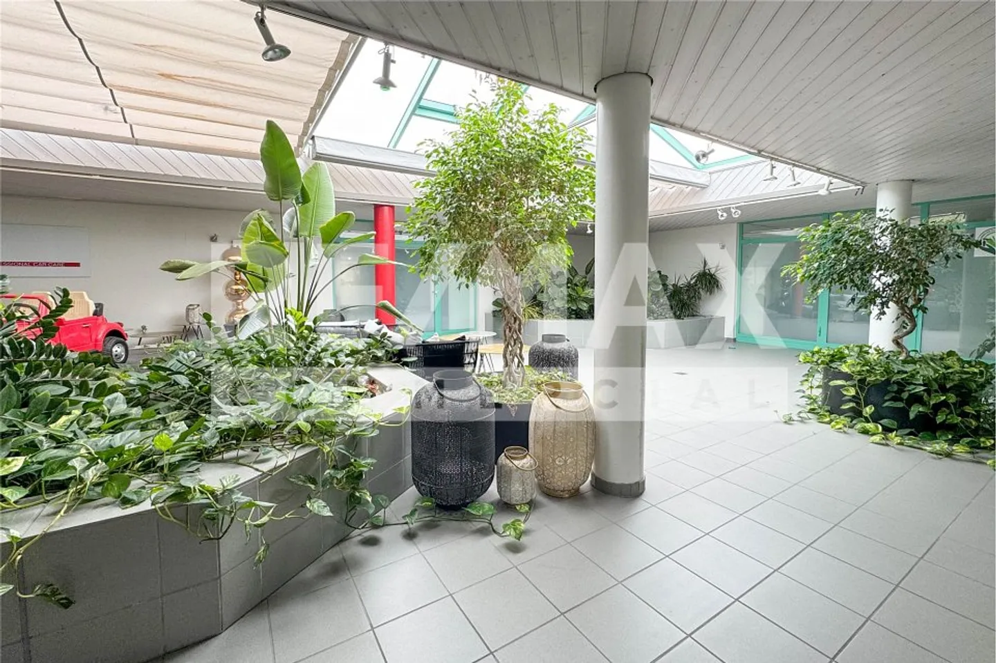 Ready for immediate occupancy: Office and commercial spaces on the top floor - Photo 10 of 10