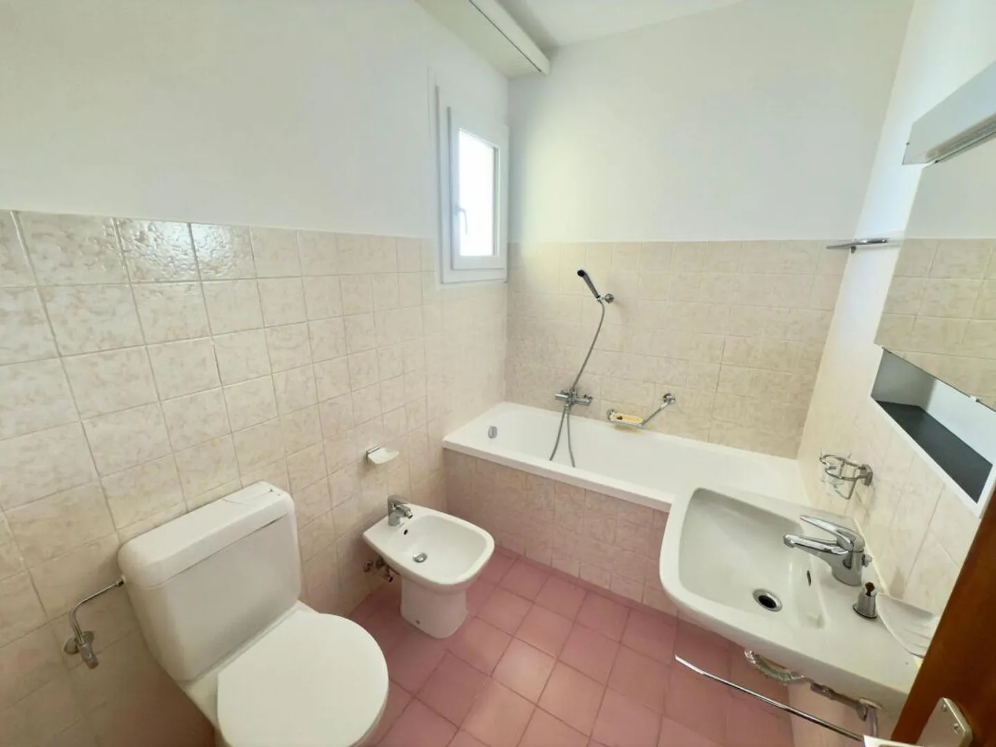 Appartamento di 3.5 locali al PT con posteggio esterno | 3,5-Zimmer-Wohnung im Erdgeschoss mit Außenparkplatz - Foto 6 di 7