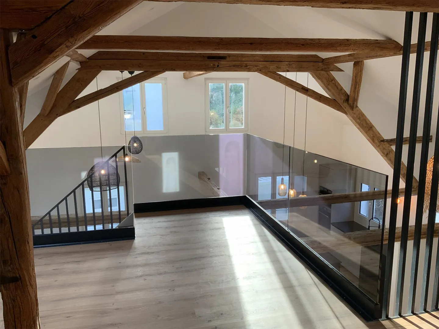 Modern home with a separate apartment - Photo 3 of 20