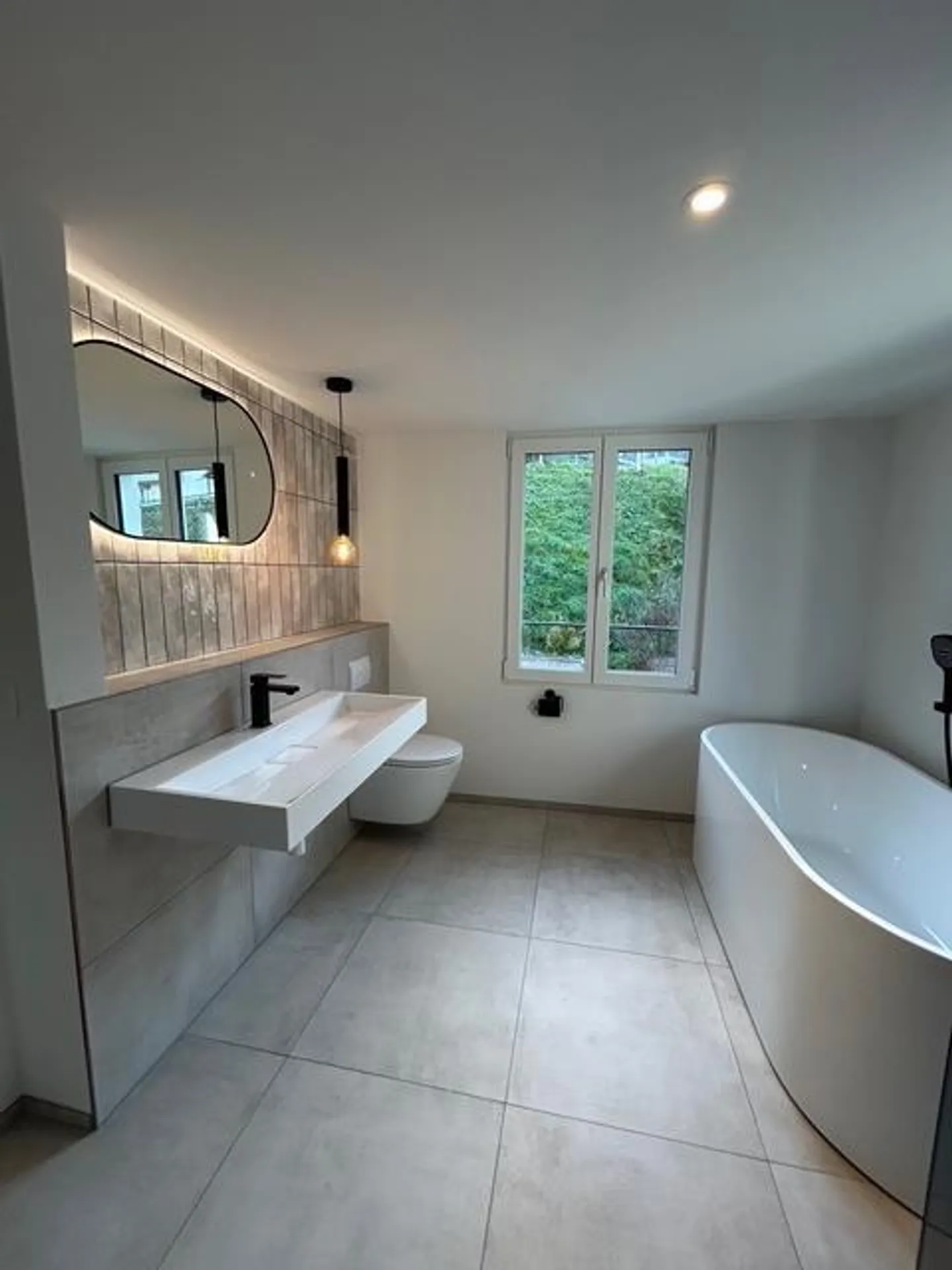 Modern home with a separate apartment - Photo 5 of 20