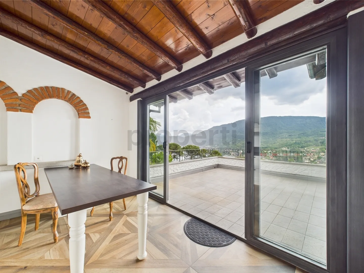 ELEGANT DUPLEX PENTHOUSE WITH PANORAMIC LAKE VIEW - Ponte Tresa SECONDARY RESIDENCE ALLOWED - Photo 4 of 13