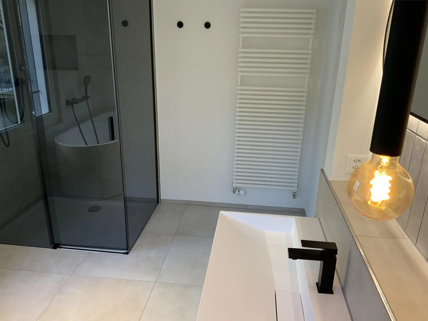 Modern home with a separate apartment - Photo 12 of 20