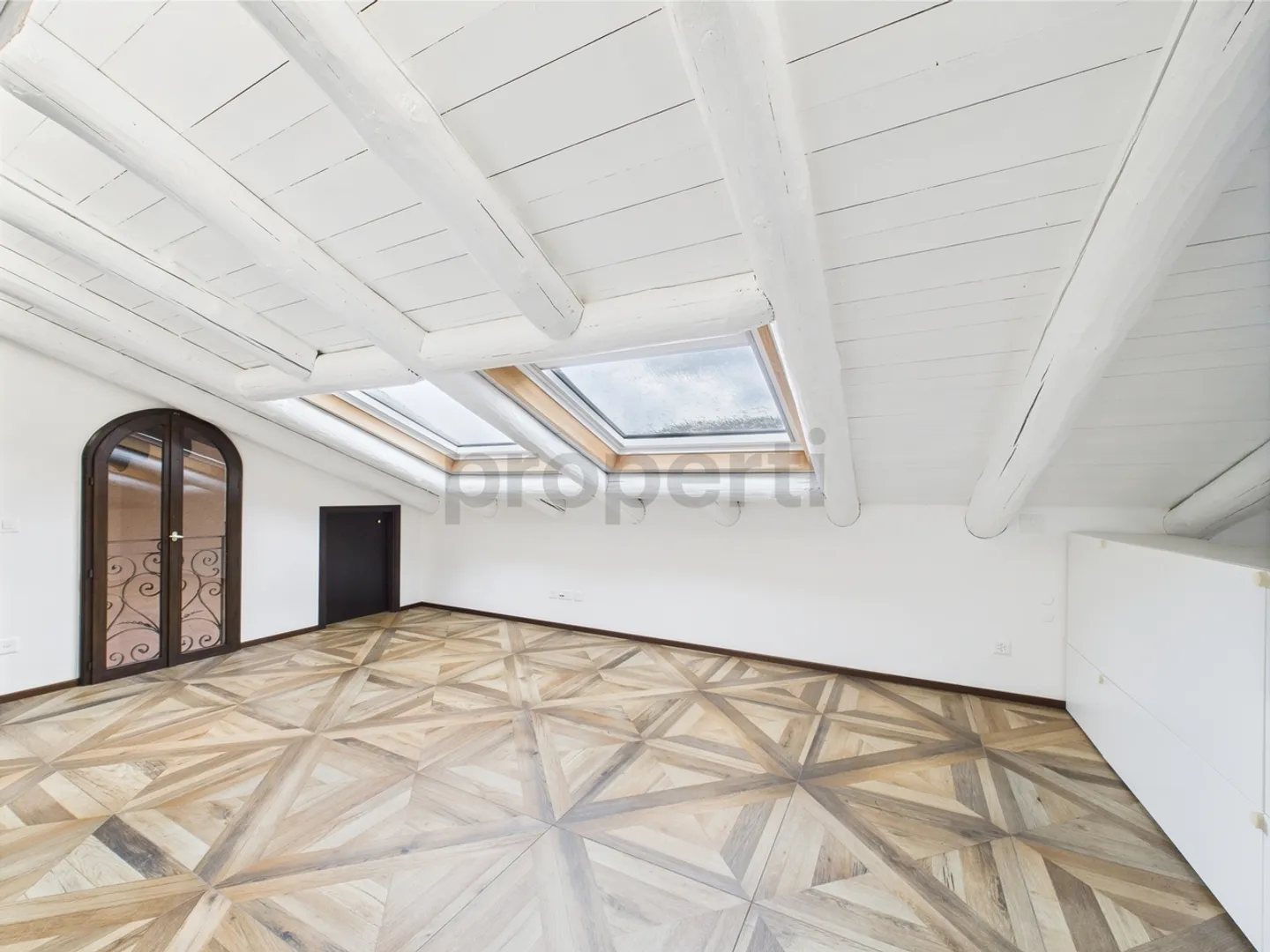 ELEGANT DUPLEX PENTHOUSE WITH PANORAMIC LAKE VIEW - Ponte Tresa SECONDARY RESIDENCE ALLOWED - Photo 9 of 13
