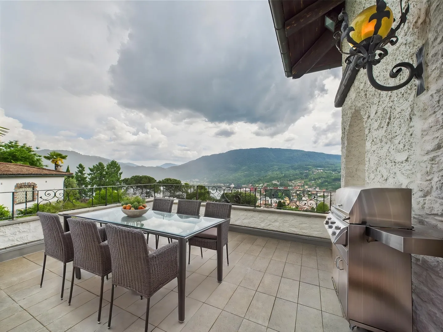 ELEGANT DUPLEX PENTHOUSE WITH PANORAMIC LAKE VIEW - Ponte Tresa SECONDARY RESIDENCE ALLOWED - Photo 12 of 13