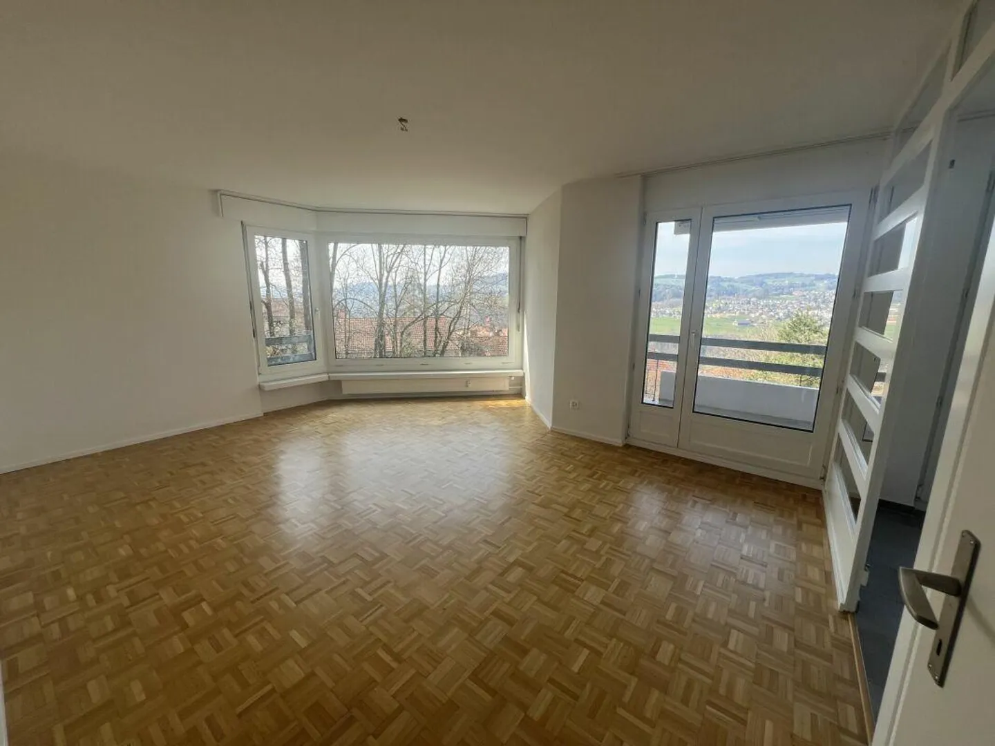 Charmante Wohnung mit atemberaubender Aussicht - Foto 2 von 8