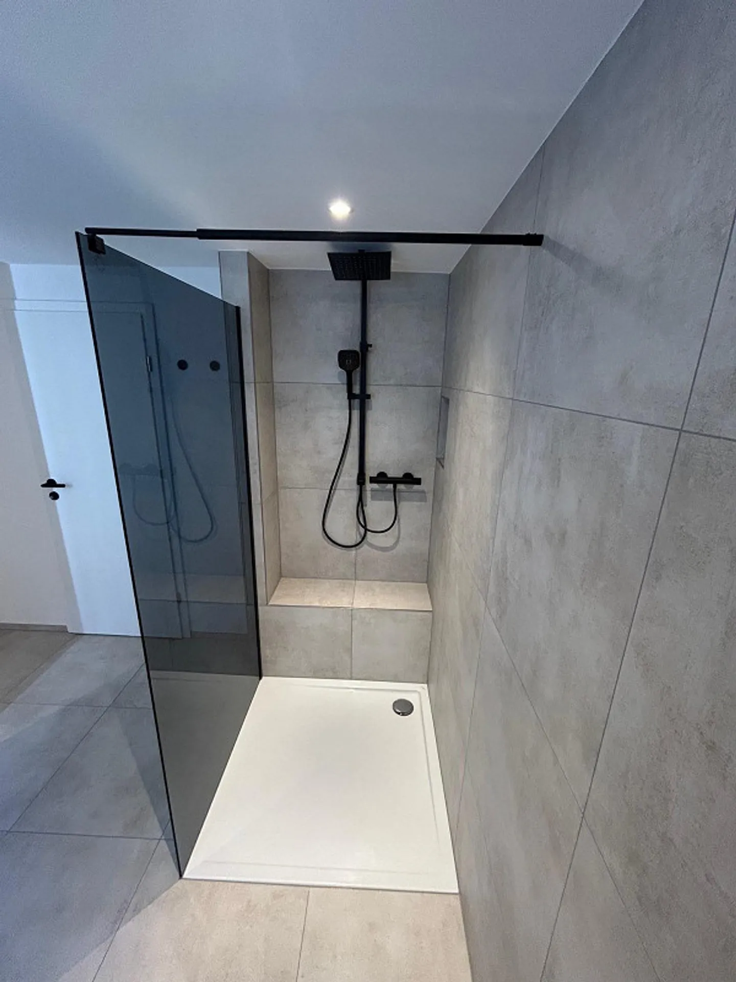 Modern home with a separate apartment - Photo 18 of 20