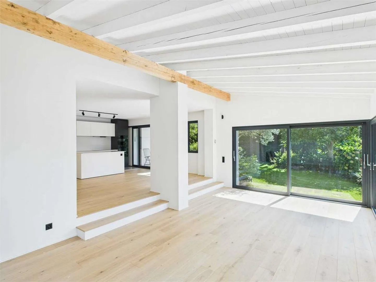 Carabbia - Villa auf drei Ebenen mit großzügigen Räumen und Vielseitigkeit - Foto 1 von 13