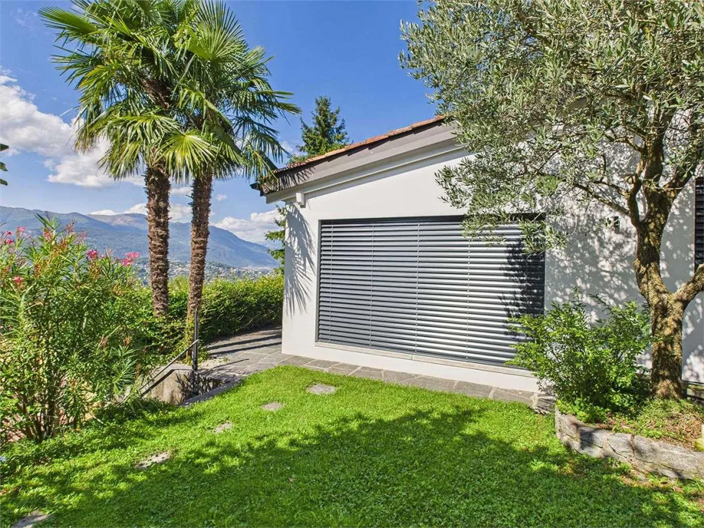 Carabbia - Villa auf drei Ebenen mit großzügigen Räumen und Vielseitigkeit - Foto 2 von 13