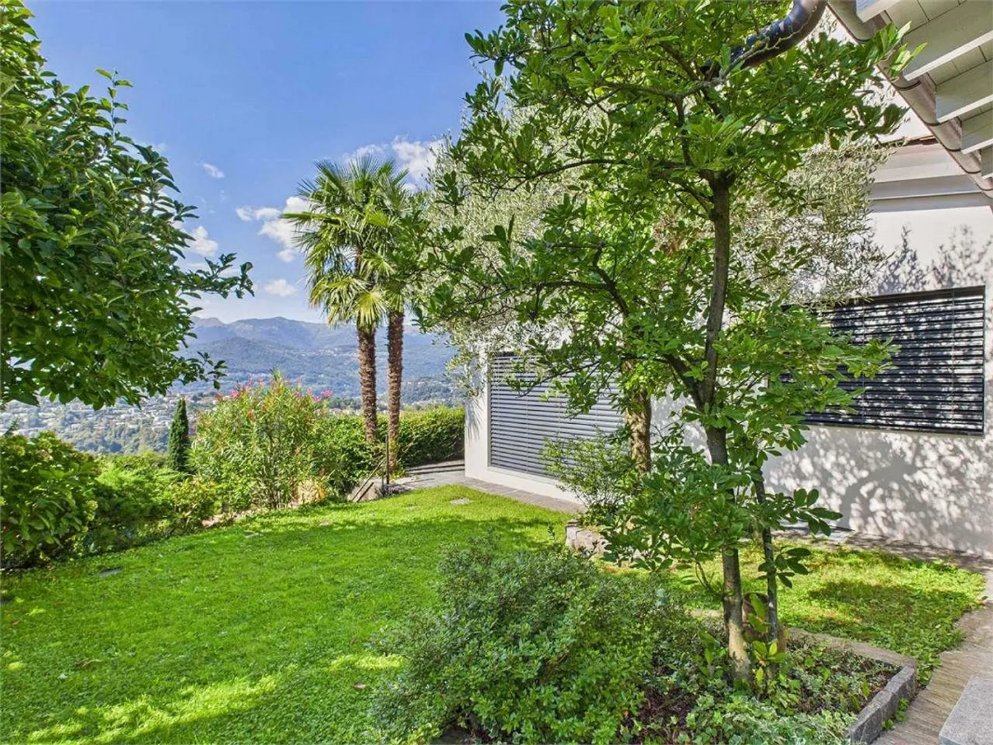 Carabbia - Villa auf drei Ebenen mit großzügigen Räumen und Vielseitigkeit - Foto 3 von 13