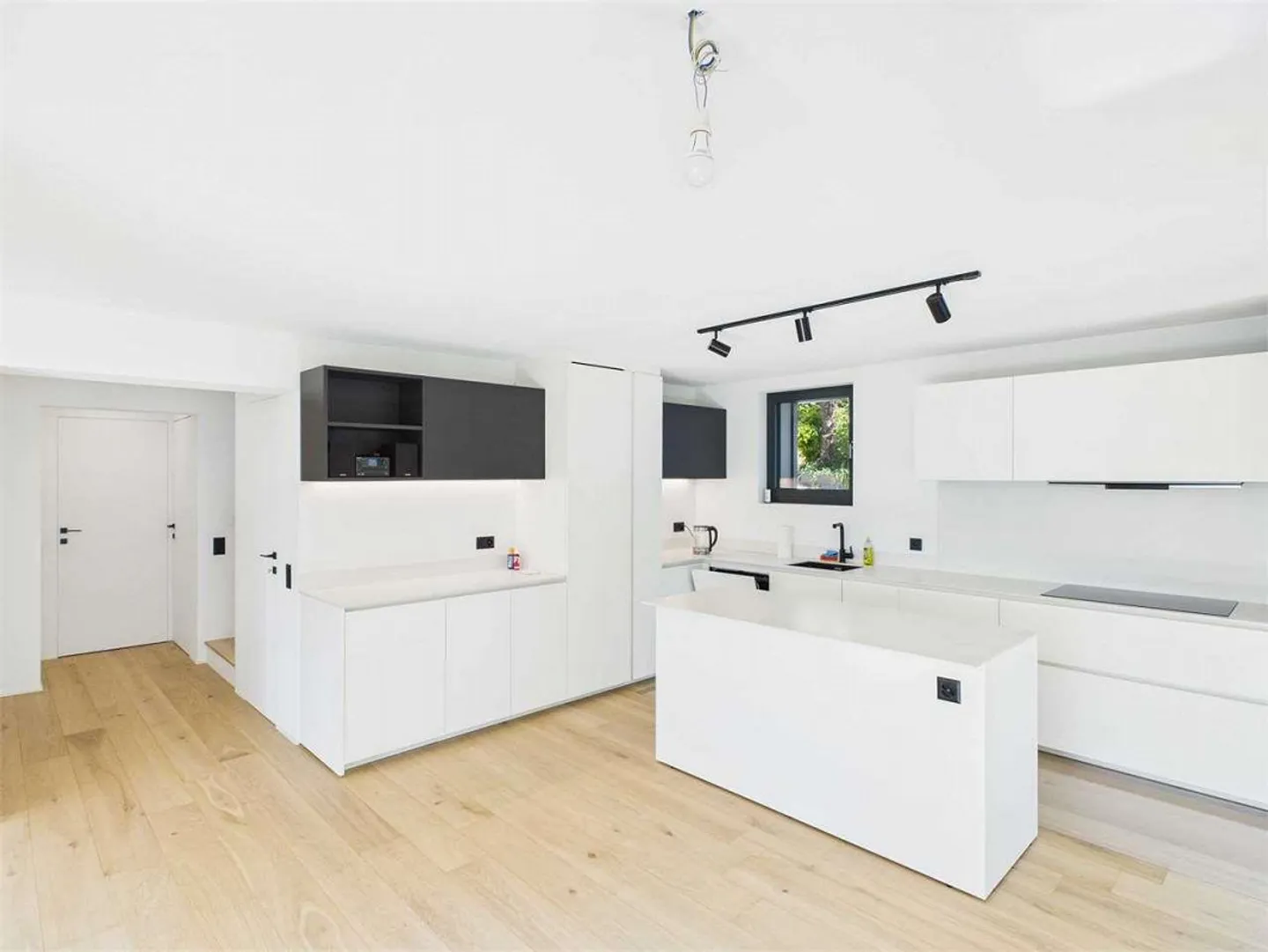 Carabbia - Villa auf drei Ebenen mit großzügigen Räumen und Vielseitigkeit - Foto 4 von 13