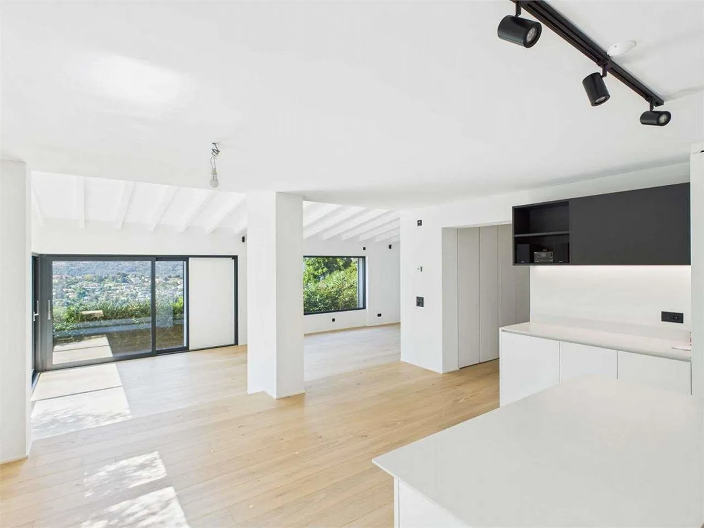 Carabbia - Villa auf drei Ebenen mit großzügigen Räumen und Vielseitigkeit - Foto 5 von 13