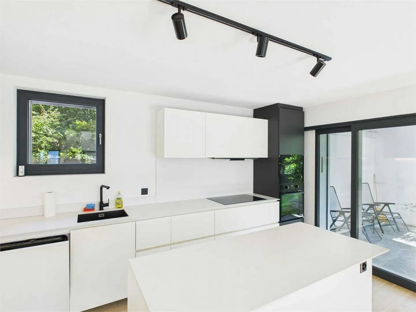 Carabbia - Villa auf drei Ebenen mit großzügigen Räumen und Vielseitigkeit - Foto 6 von 13