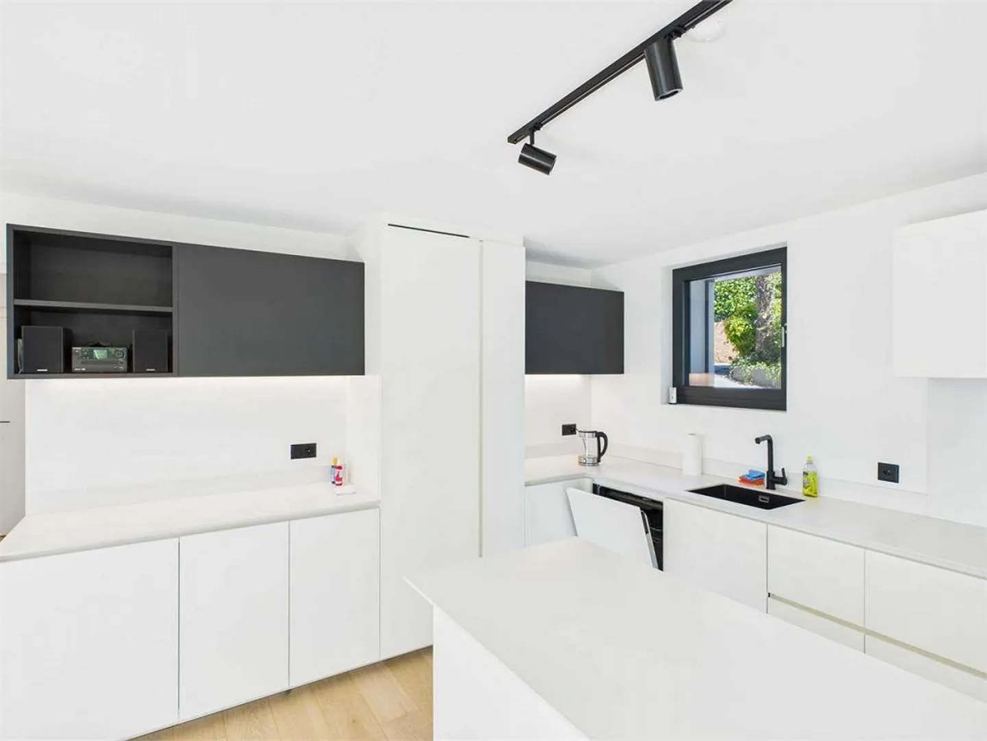Carabbia - Villa auf drei Ebenen mit großzügigen Räumen und Vielseitigkeit - Foto 7 von 13