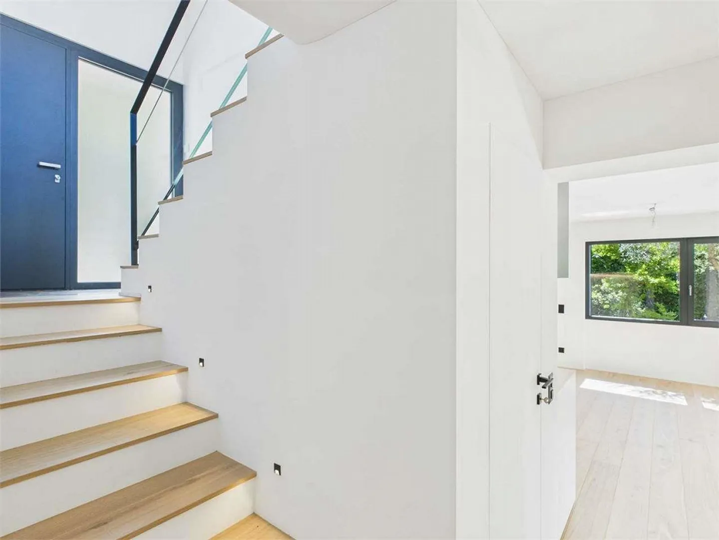 Carabbia - Villa auf drei Ebenen mit großzügigen Räumen und Vielseitigkeit - Foto 10 von 13