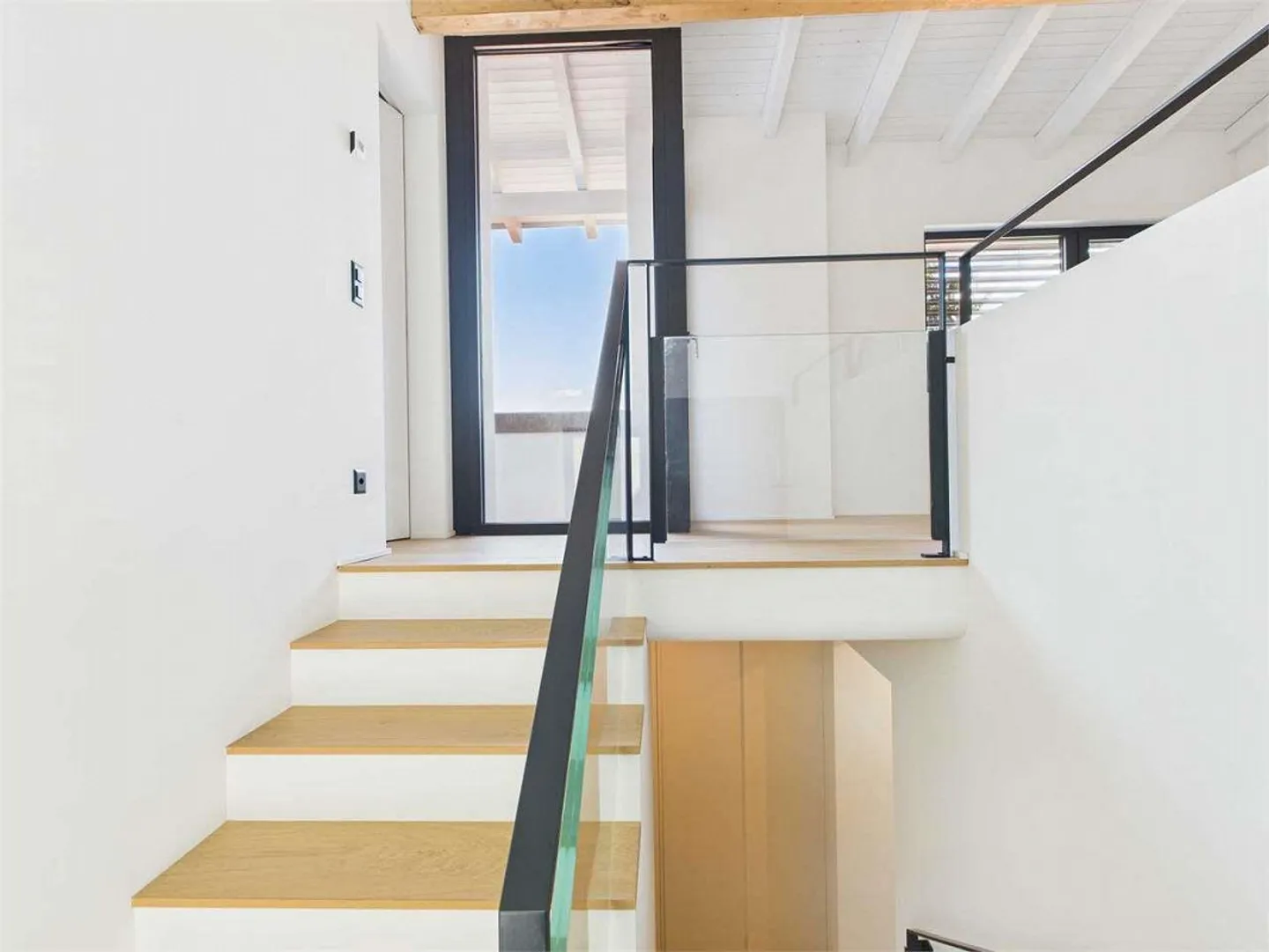 Carabbia - Villa auf drei Ebenen mit großzügigen Räumen und Vielseitigkeit - Foto 11 von 13