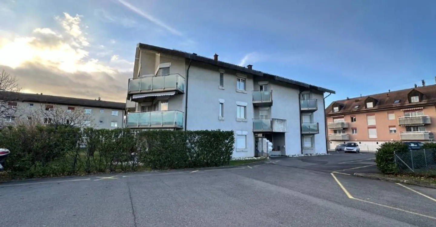 Studio rénové avec balcons - Photo 1 sur 7