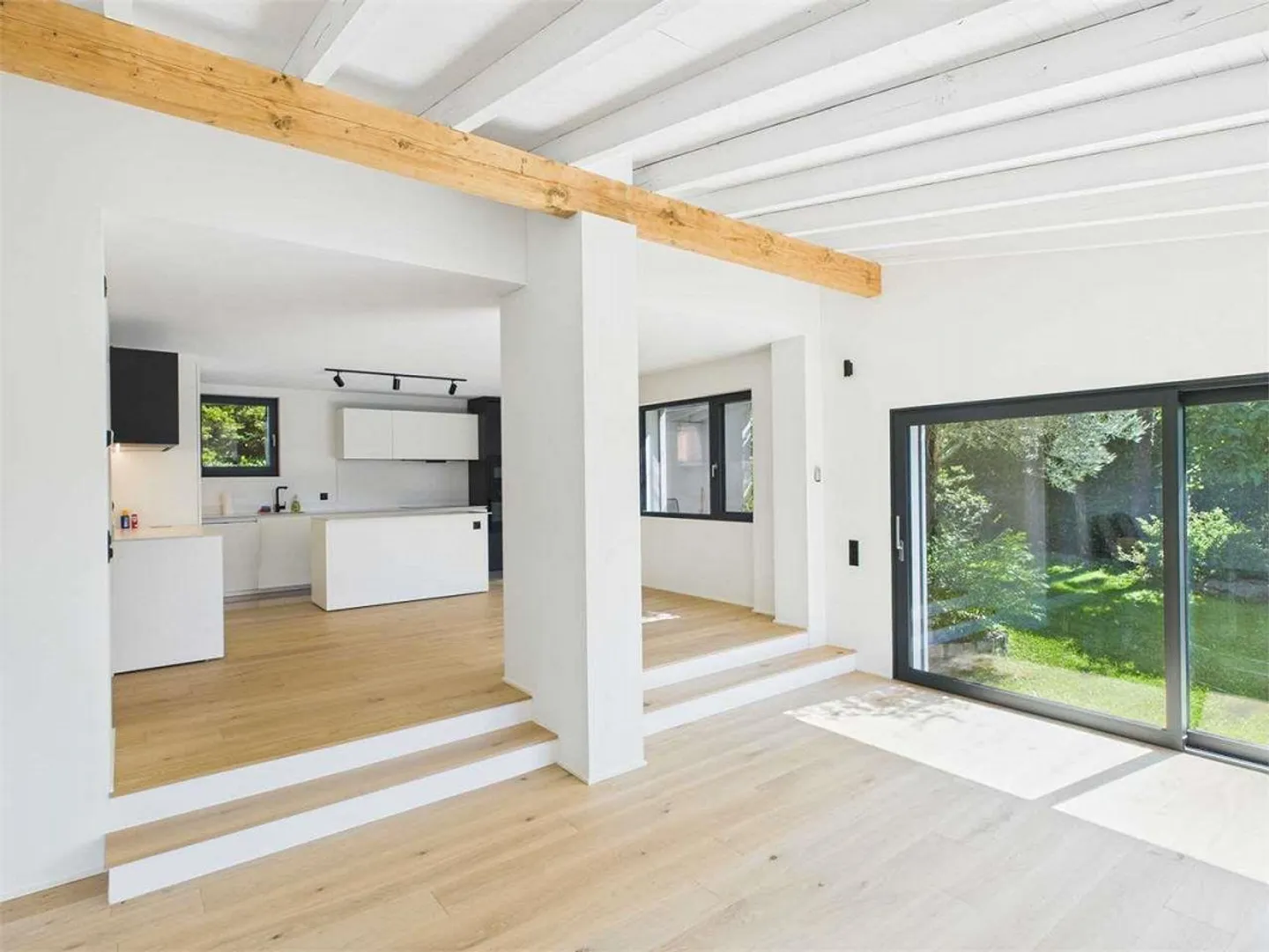 Carabbia - Villa auf drei Ebenen mit großzügigen Räumen und Vielseitigkeit - Foto 8 von 13