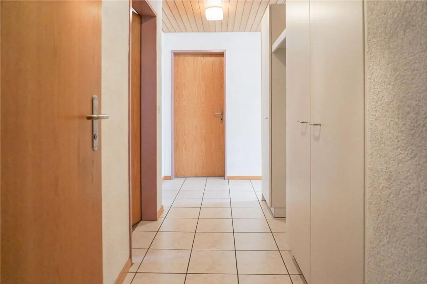 Charmant appartement familial avec salle de bricolage et place de parking - Photo 3 sur 10